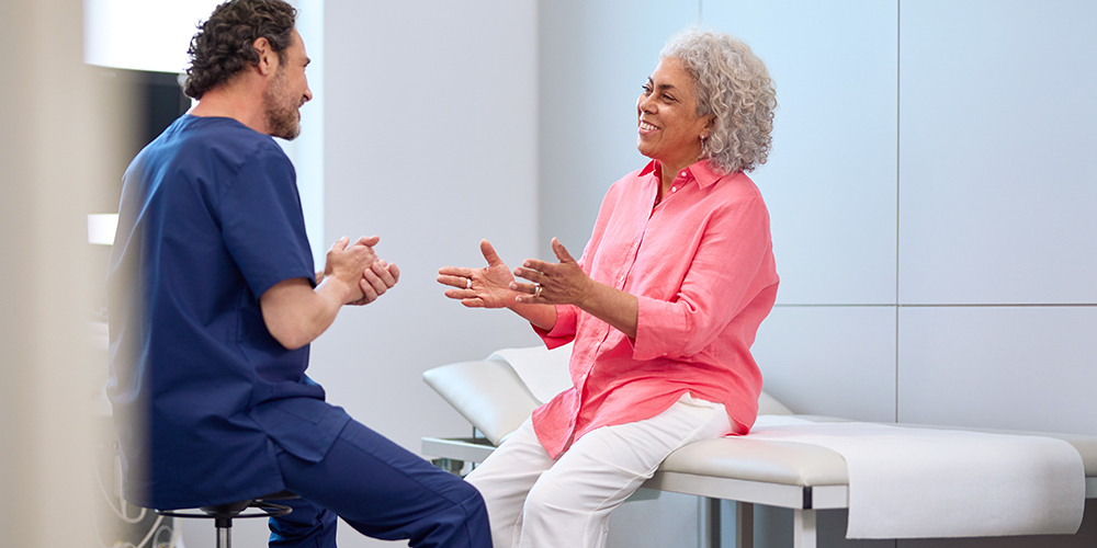 Paciente hablando con un profesional sanitario en un entorno clínico. Paciente hablando con un profesional sanitario en un entorno clínico.